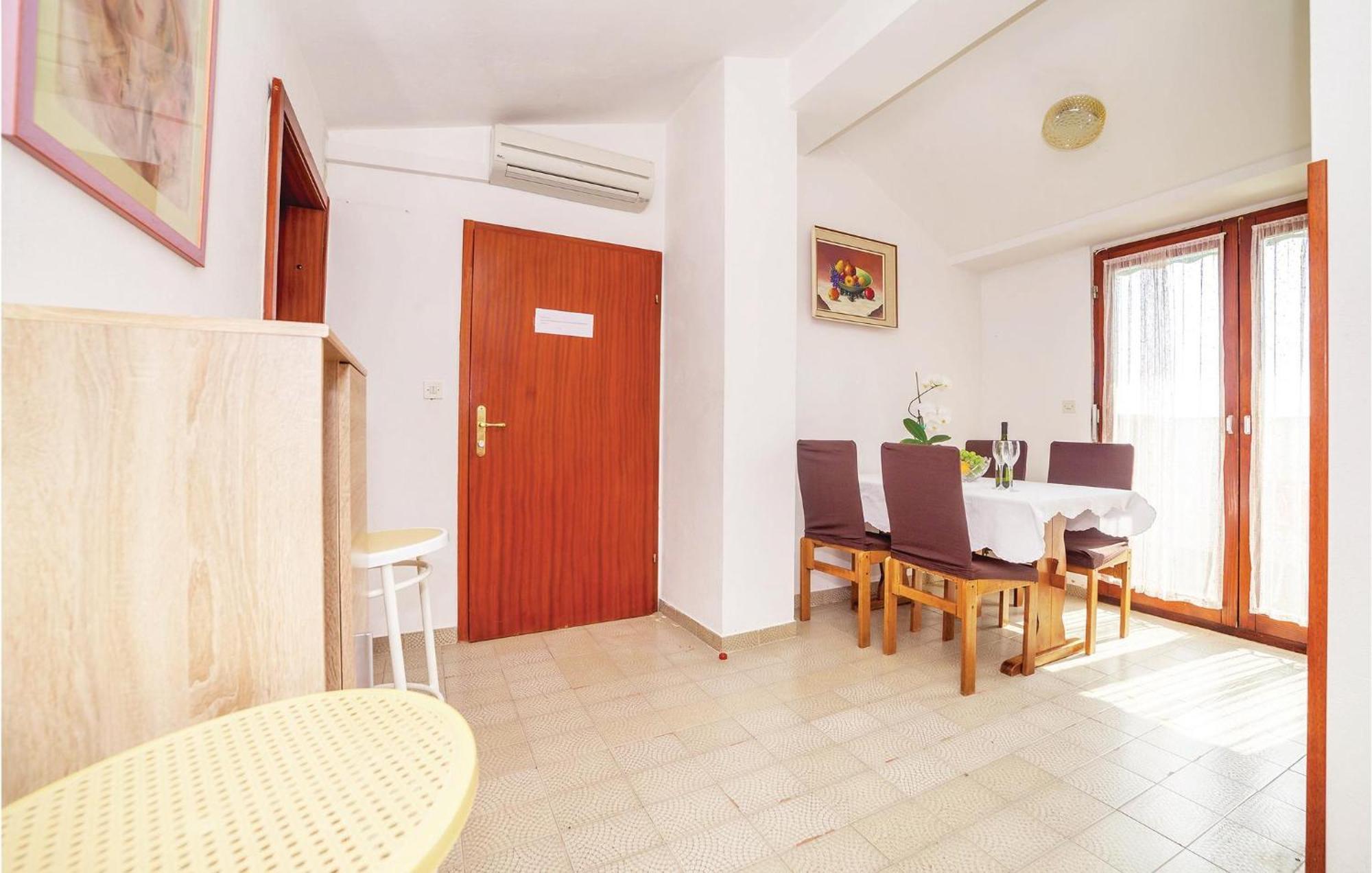 2 Bedroom Amazing Apartment In Crikvenica Exteriér fotografie